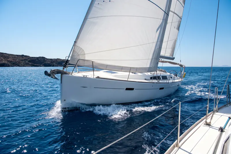 Barca a vela di bolina sul mare blu